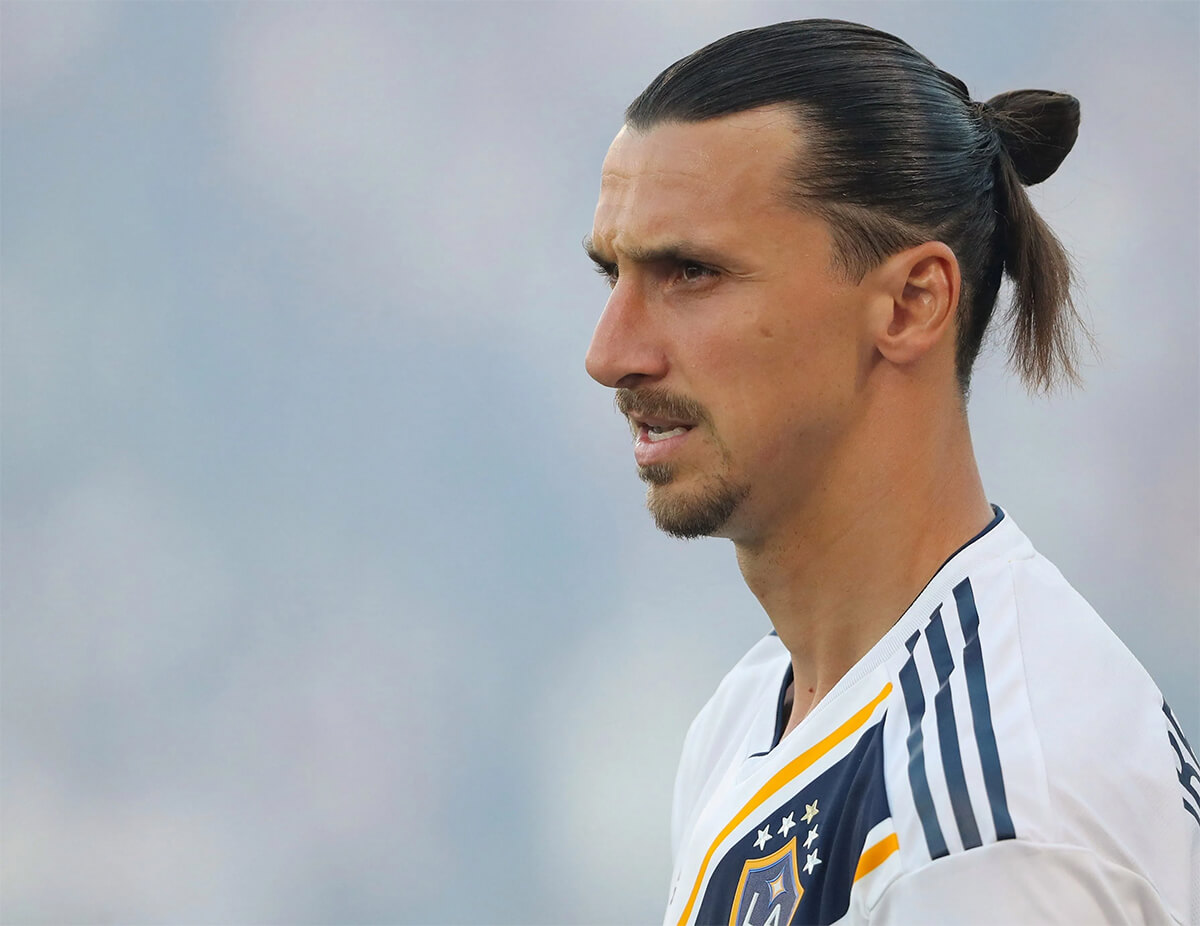 Zlatan Ibrahimovic dengan gaya rambut man bun yang ikonik