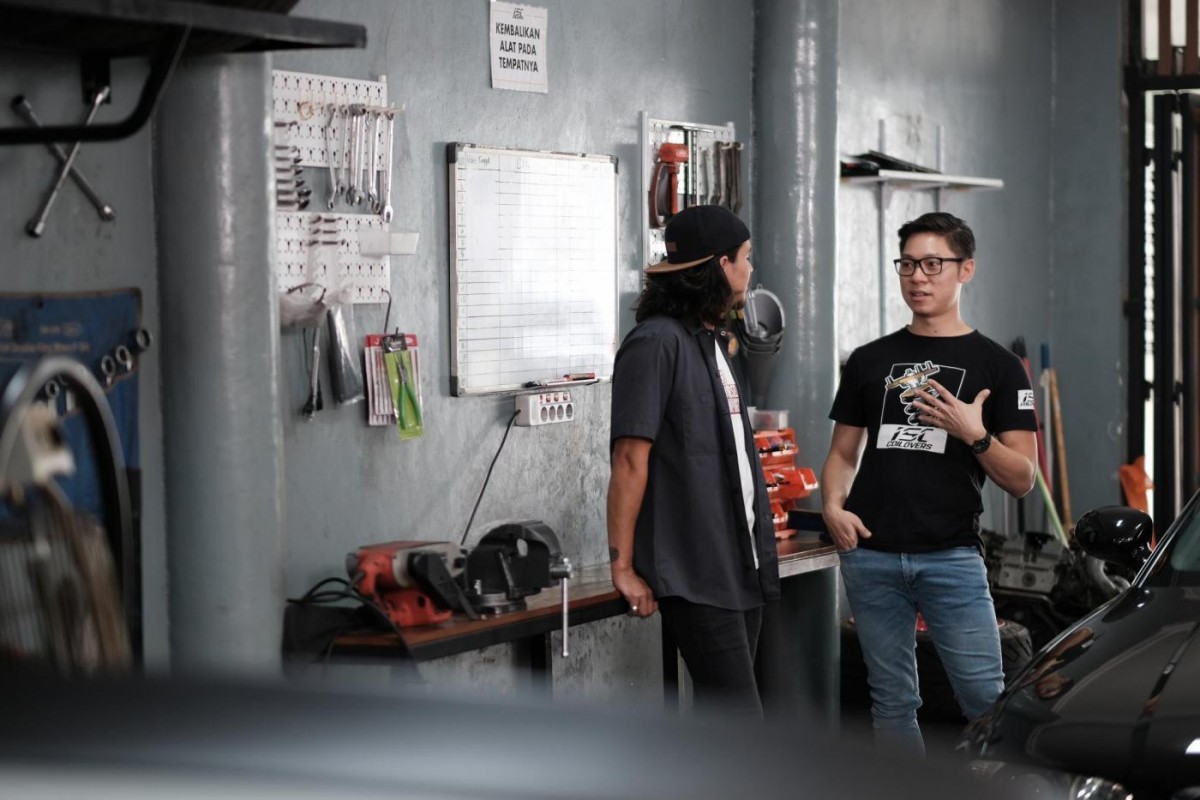  Lucky Reza sedang mengobrol dengan David John Schaap tentang suspensi mobil