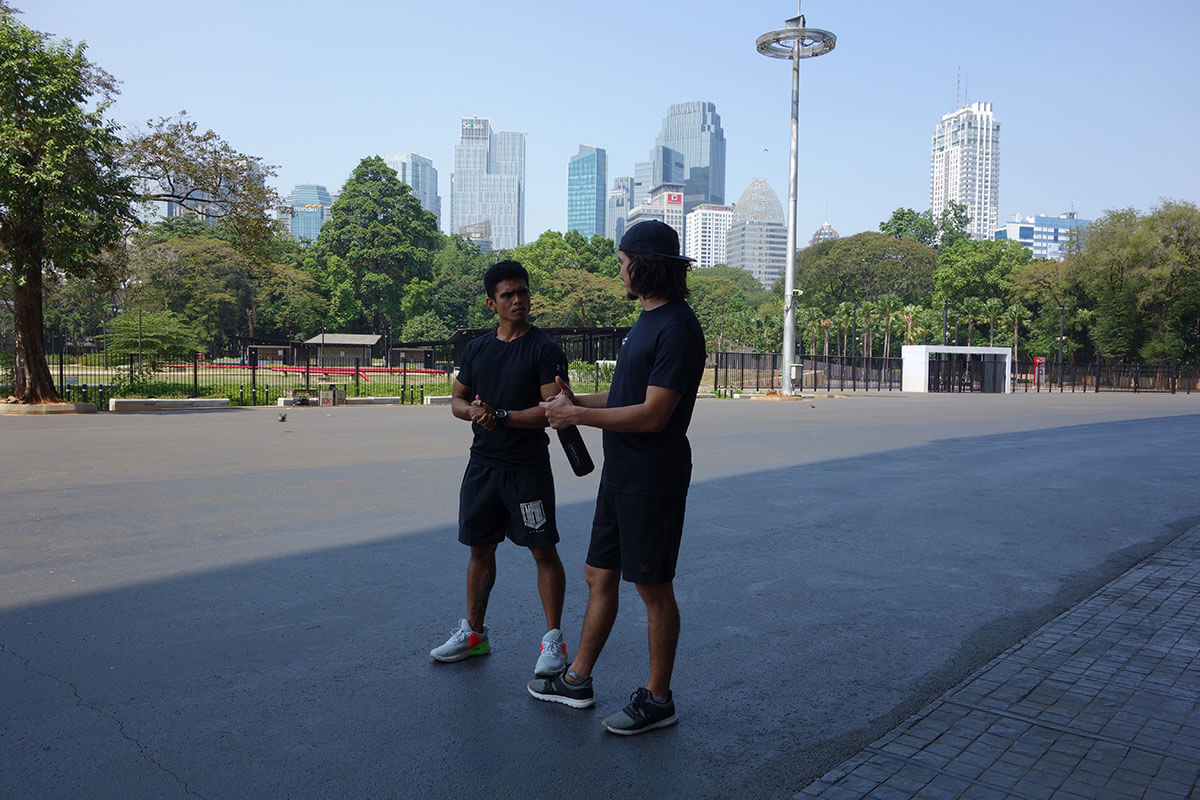Elbert Tiwa sedang mengobrol dengan David di Gelora Bung Karno (GBK)