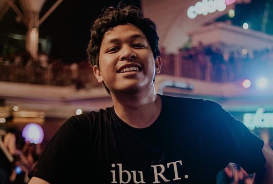 Buat Basakara tidak ada yang membingungkan antara membagi perhatian .Feast dan Hindia karena keduanya memang berbeda tema dan feel.