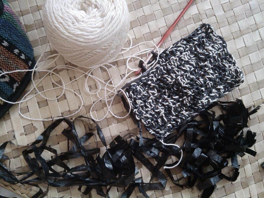 Limbah plastik yang telah dipilih dan dicuci bersih dipotong menjadi lembaran panjang dan menjadi pengganti benang untuk merajut (sumber: instagram @kreskros.id)