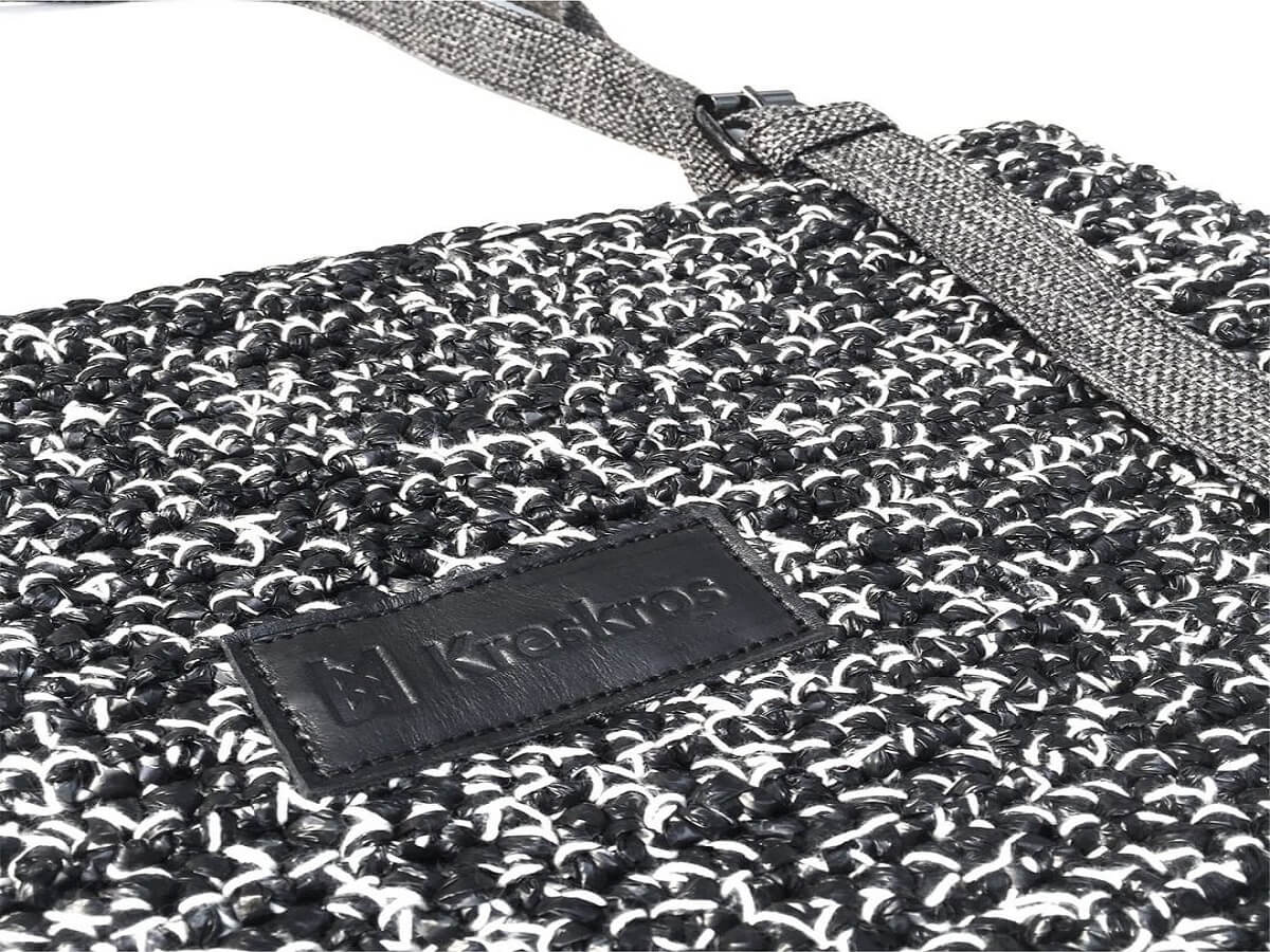 Rajutan dari plastik dan benang yang sudah menjadi produk tas