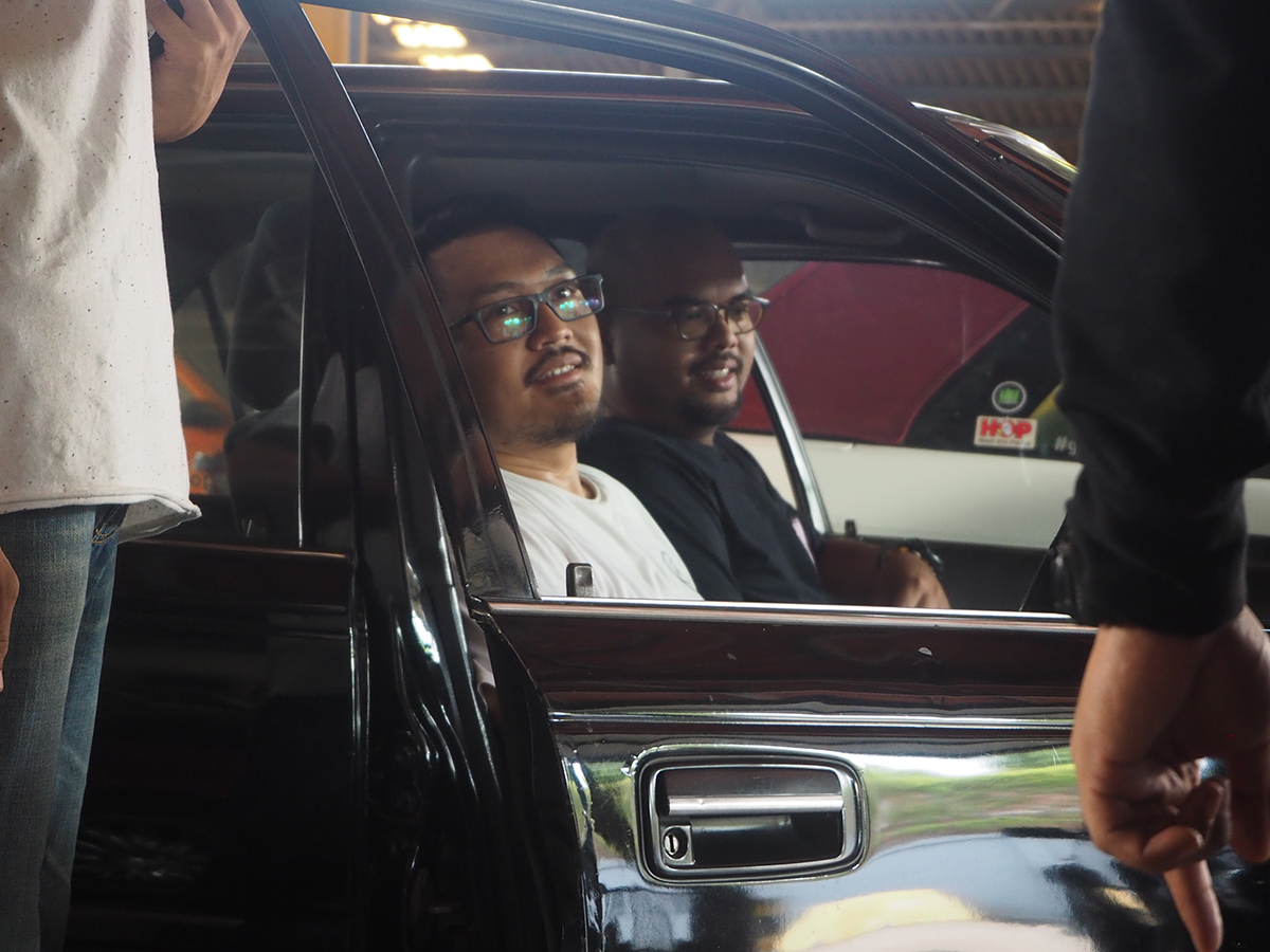 Salah satu anggota Goodrides berada di dalam mobil hitam dengan kaca terbuka