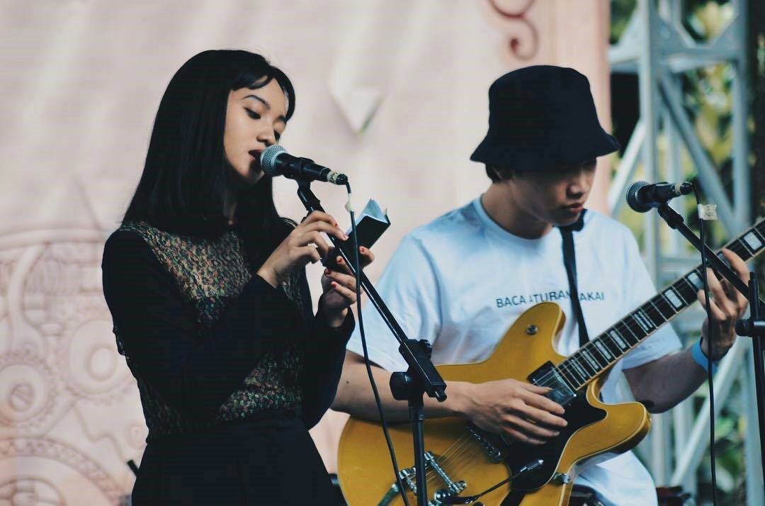 Karena sama-sama bergaul di lingkungan musik, Garzi dan Hana merasa cocok membentuk duo.