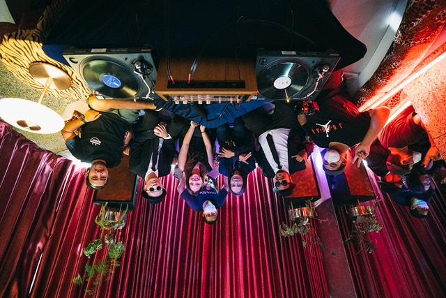 Kulik lebih dalam lagu C.H.R.I.S.Y.E dari Diskoria, Laleilmanino, dan Eva Celia disini!