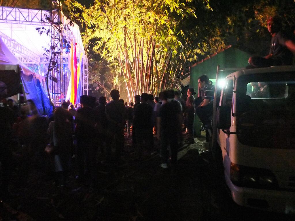 menyaksikan festival dari atas bak terbuka mobil yang parkir